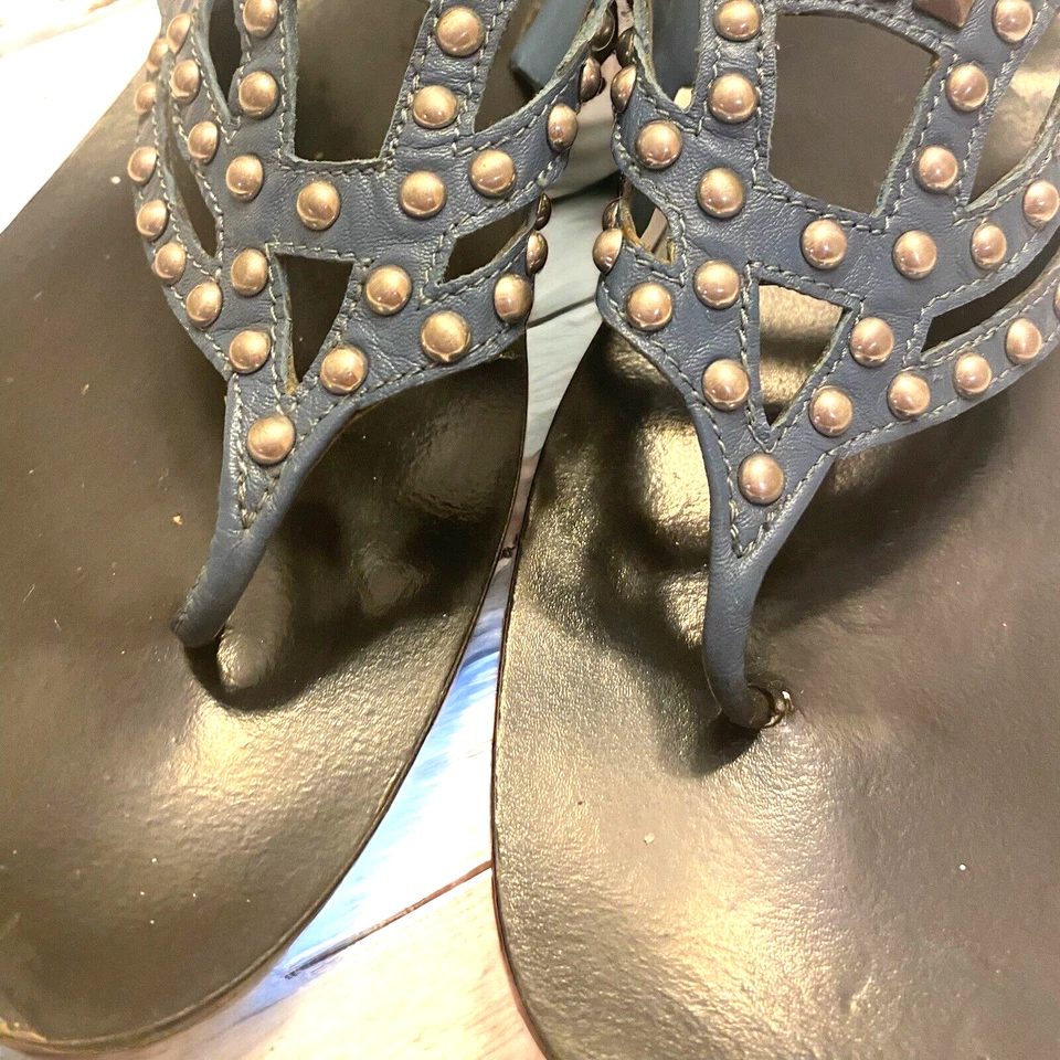 Женские сандалии-стринги B.Makowsky СИНИЕ, серебристые, с заклепками, кожаные горки размер 10 - Изображение 3 из 4