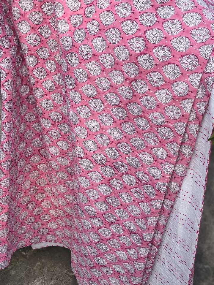 Colcha de algodón hecha a mano con estampado de bloques rosa kantha tiro king size Foto 2 de 4