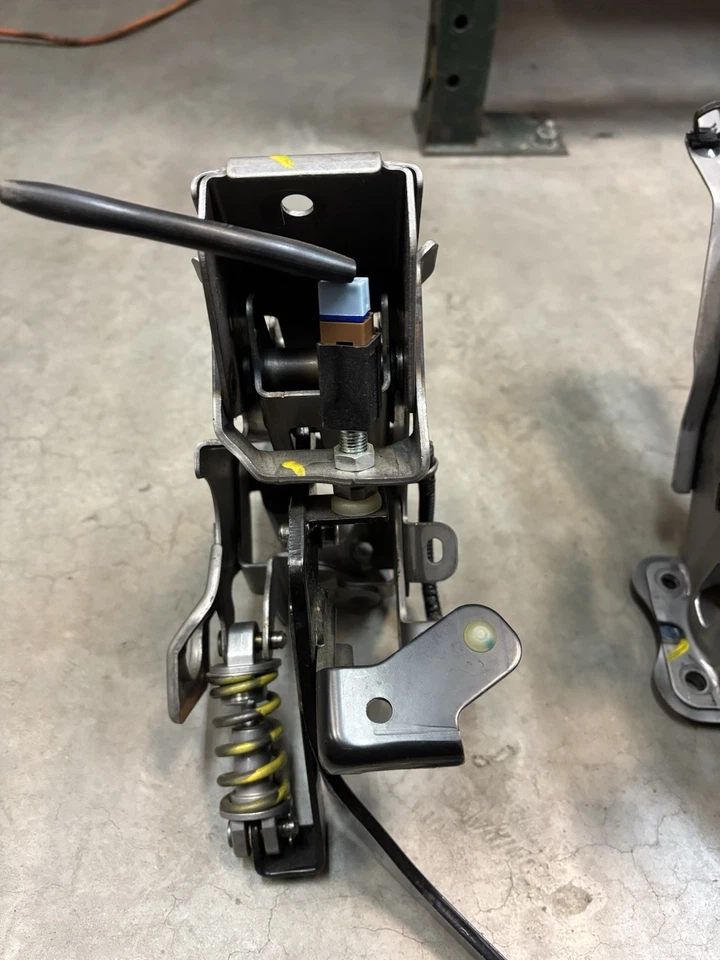 Nissan 370z 2009-2017 cupé embrague manual pedal freno conjunto fabricante original 55 k millas Foto 3 de 4