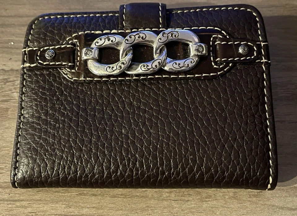 Cartera de cuero marrón Brighton con adornos plateados Foto 2 de 4