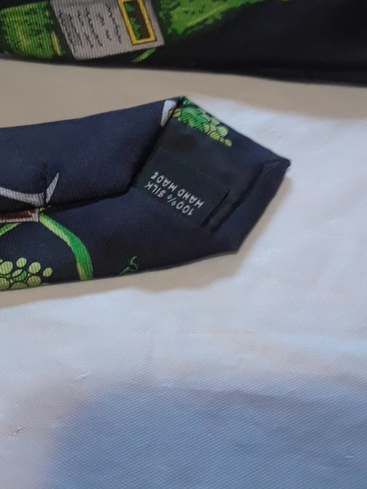 Corbata con estampado de botella y copa de vino 100 % seda Carter & Holmes Foto 4 de 4