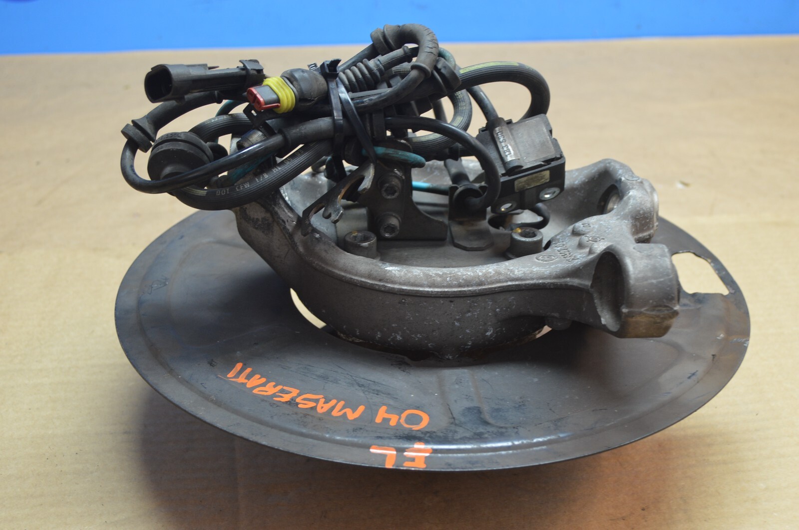 2004 M138 MASERATI M128 GT COUPE FRONT DRIVER SIDE SPINDLE WHEEL HUB 28839701