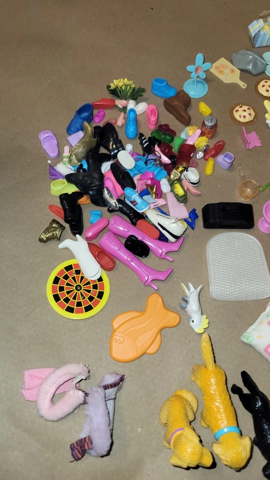 Lote de accesorios para muñecas Barbie vintage / algunos zapatos que no encuentro pares  Foto 4 de 4