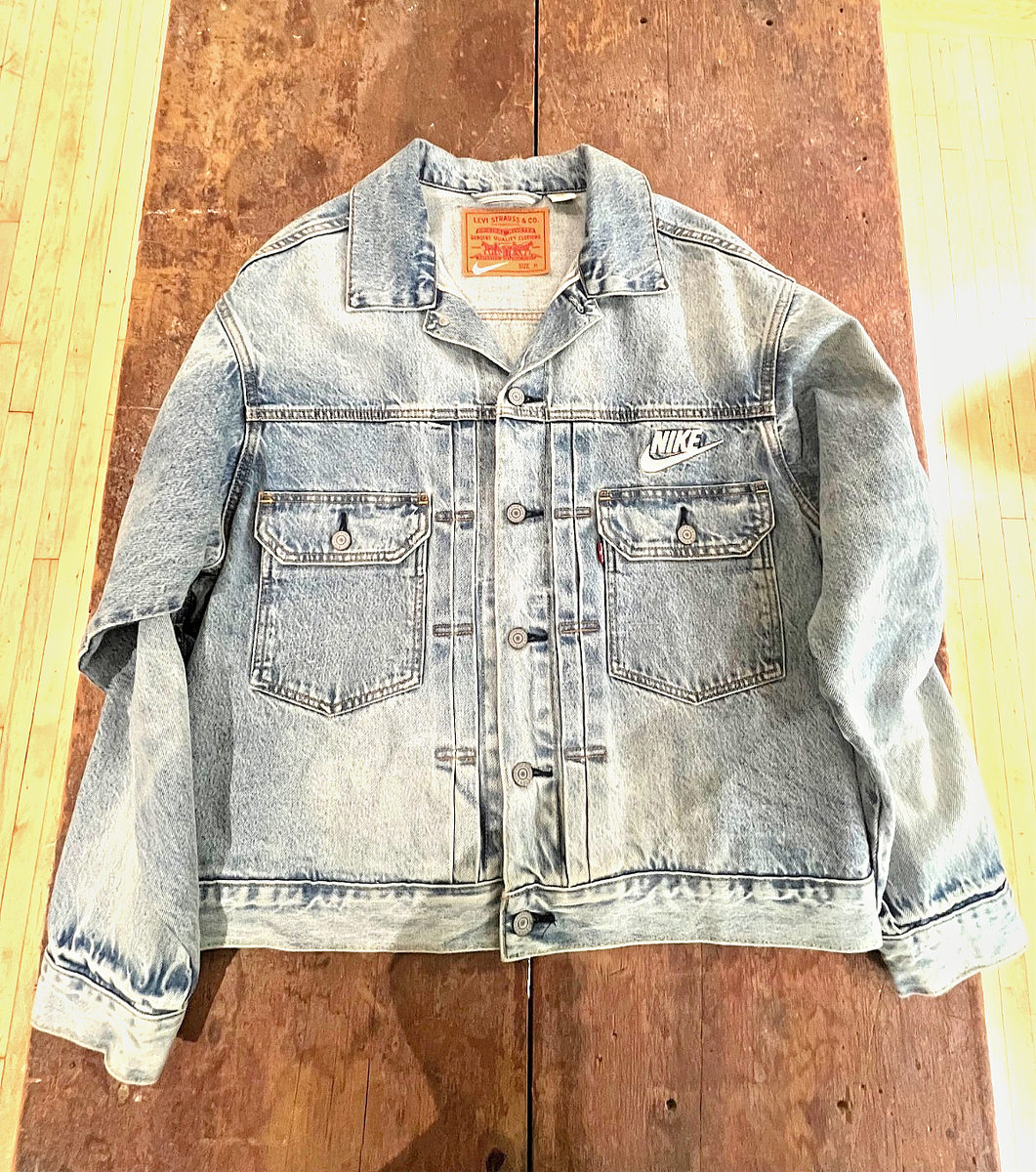 Levi's x Nike Trucker Denim Jacket - Size Medium - NEW! EXCLUSIVE