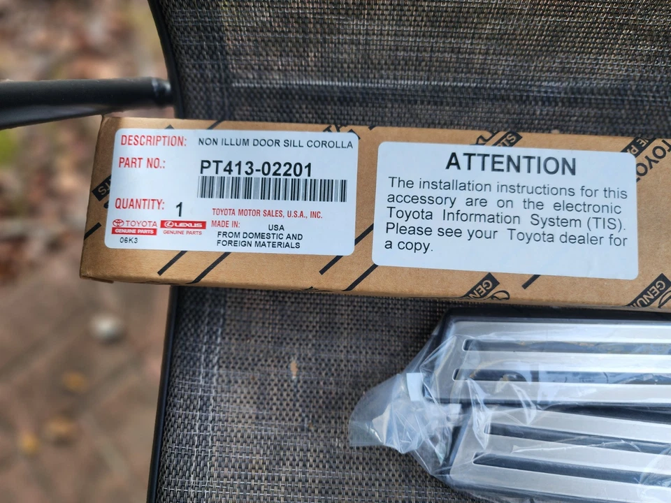 Conjunto de 4 protetores de soleira de porta OEM Toyota Corolla Sedan PT413-02201 - Imagem 3 de 3