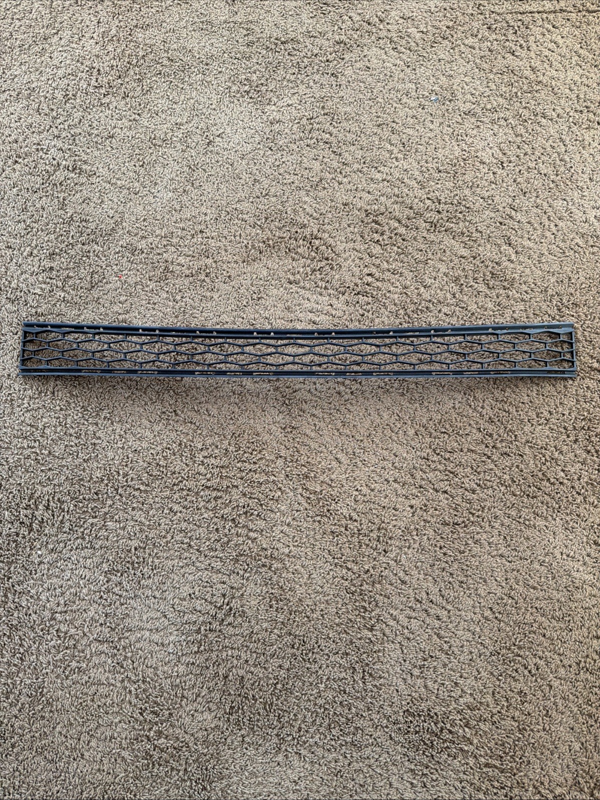 Maserati Ghibli front bumper center grille L65