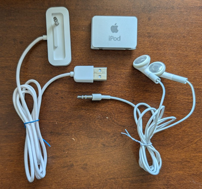 Apple iPod Shuffle 2nd Gen A1204 1GB Silver(Need Batt.)w/bundle earbud and charg