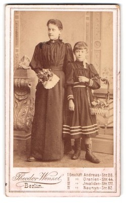 Fotografie Theodor Wenzel, Berlin, Andreasstraße 28, Frau mit Kind in eleganter 