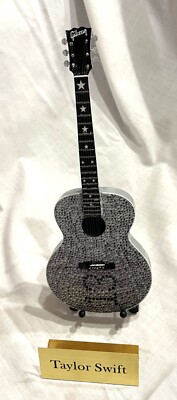 TAYLOR SWIFT- Miniature 9