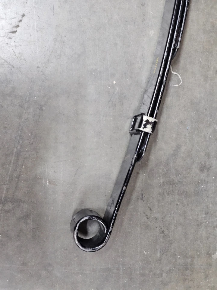 Montaje de resorte de hoja Crown Automotive 4886185AA para Jeep Cherokee 1984-2001 Foto 2 de 4