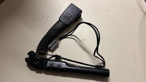 BMW E81 E82 E87 E88 E90 E91 E92 Untergurt Gurtstrammer rechts 9119542