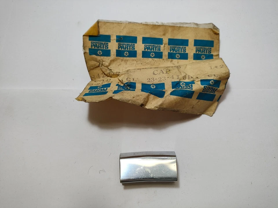 Chrysler Newport 300 NY 1968 lámpara trasera apertura tapa moldeada inferior 2842259 nuevo en stock Foto 2 de 4