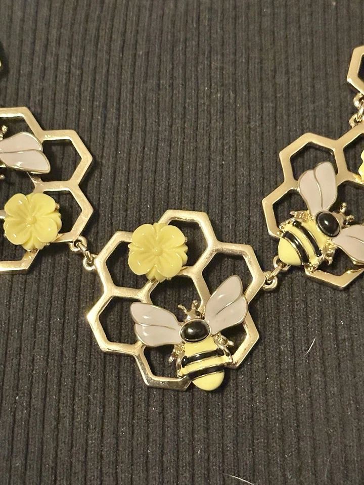 Collar Flor Amarilla Peine Abejorro y Miel Esmaltado Tono Dorado, Talbots Firmado Foto 3 de 4