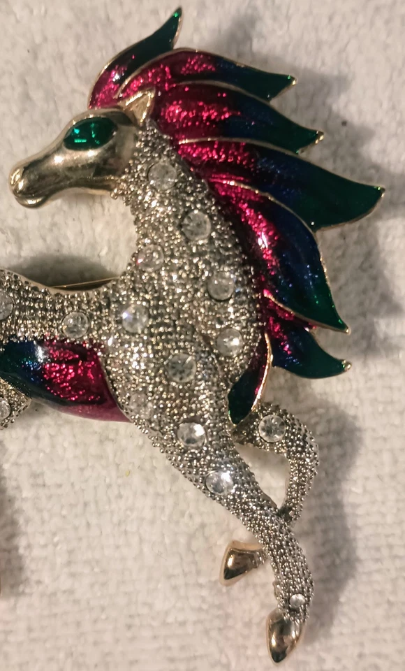 Broche caballo esmalte diamante de gran tamaño en metal chapado en rodio Foto 3 de 4