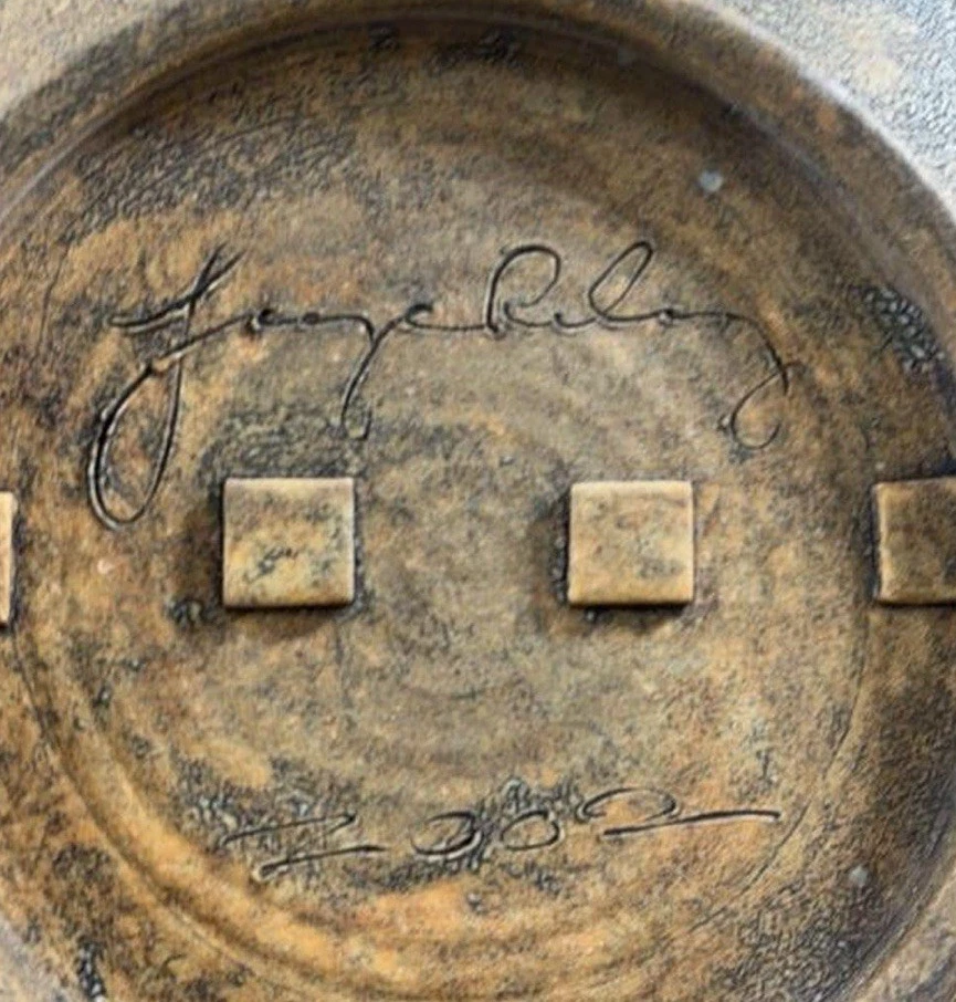 "Cargador de cerámica Brutalist Raku 2002 firmado por Greg C. Riley 23"" arte de pared cerámica" Foto 2 de 2