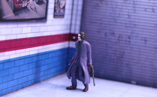 1/87 3D PRINT The Joker in Gotham City fit 1:87 car street stand - Picture 5 of 6