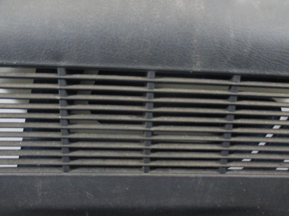 Plymouth Laser 1992 - Portón trasero Cubierta central Panel Borde (92-94 Negro) Foto 4 de 4