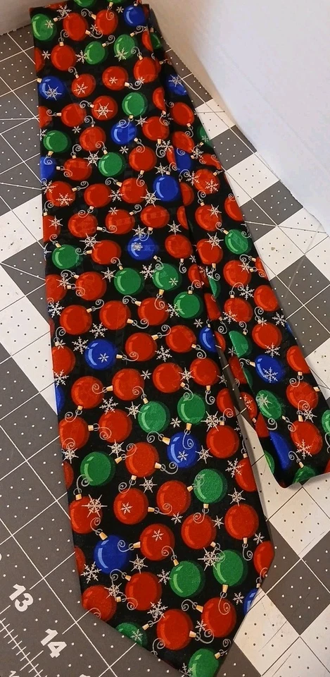 Corbata de Navidad Hallmark. Negro con bombillas de Navidad 59 pulgadas de largo 3,5 de ancho Foto 2 de 4