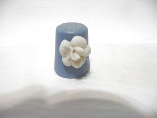 THIMBLE VINTAGE WEDGWOOD BLUE BISQUE SIGNED WHITE FLOWER AFFIXED