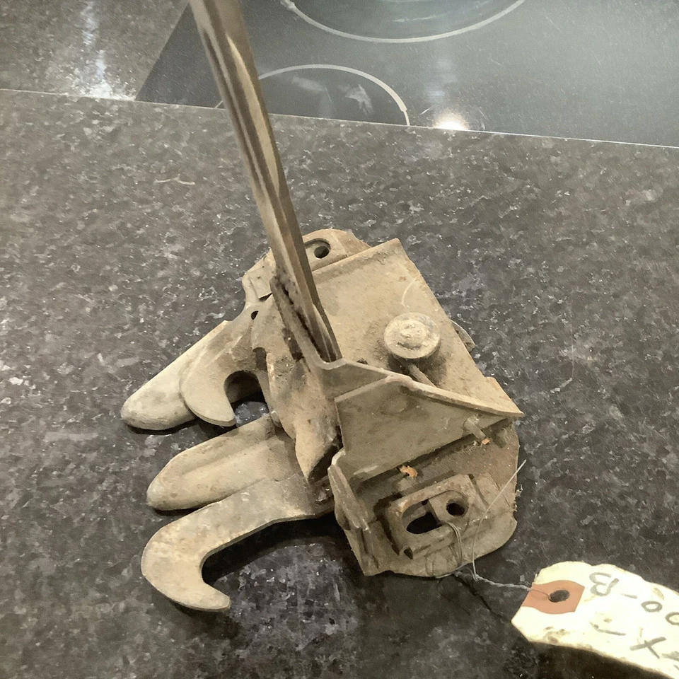 Trava de capô Nos 1968-1969 Mercury Cyclone C8GY-16700-B - Imagem 4 de 4