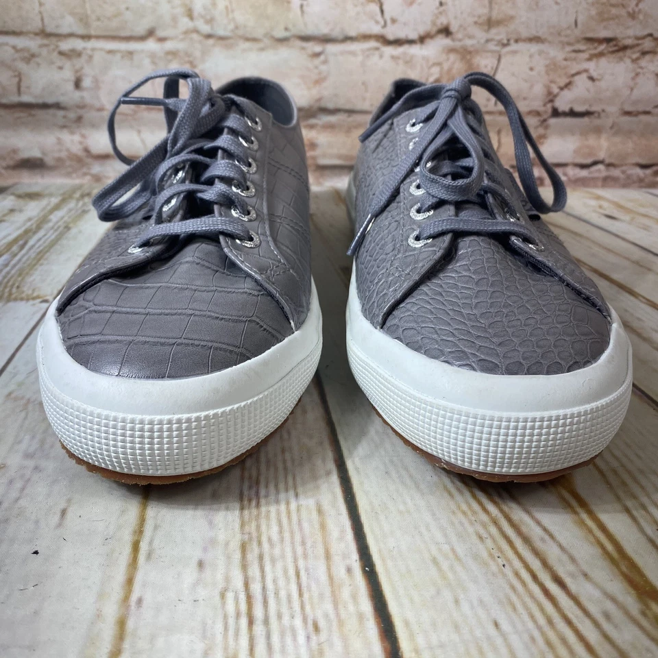 Zapatillas deportivas Superga gris cocodrilo en relieve para mujer talla 9,5 con cordones zapatos para hombre talla 8 usadas en excelente estado Foto 2 de 4