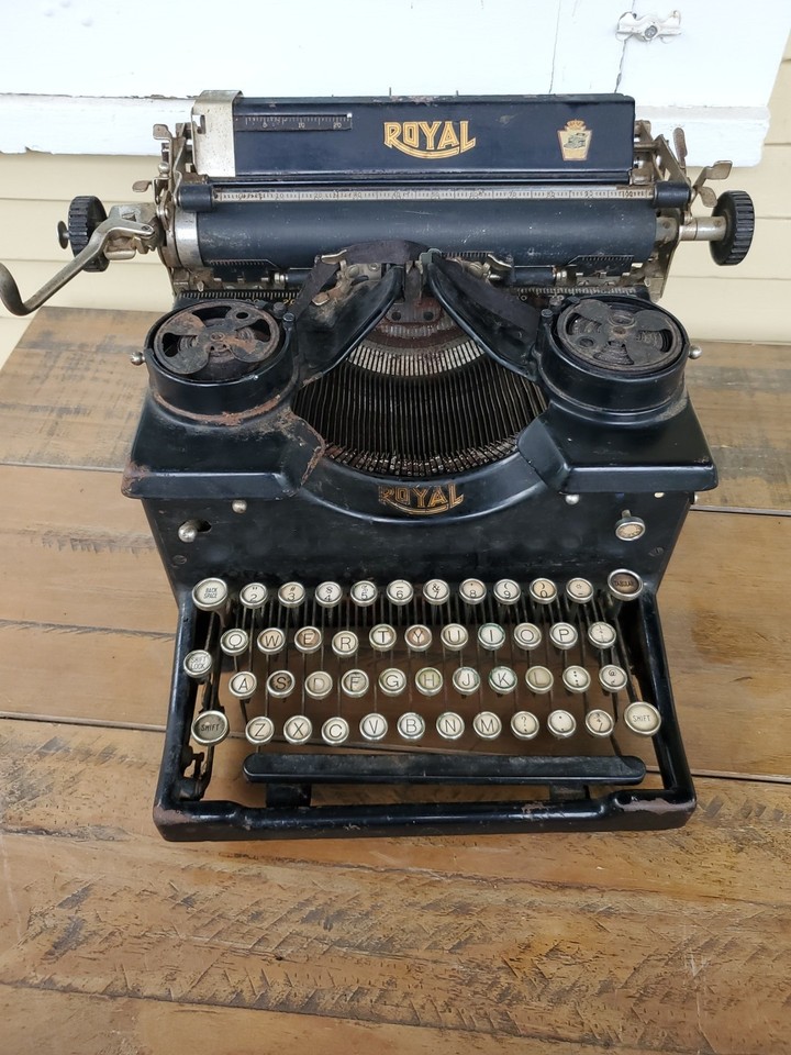 A 1930s Royal Model 10 with gorgeous white bevel keys — this is a statement piece that doubles as functional sculpture from the golden age of typing.