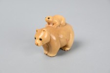 netsuke ancien netsuke Yoshitoshi parent et ourson, signé FG5-22