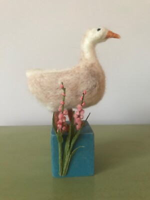 Nadel gefilzte Gans Skulptur sitzend auf Vintage Holz Spielziegel Handarbeit OOAK