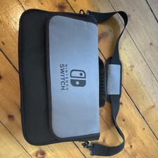 Nintendo Switch Deluxe Travel Case mit Trageg...