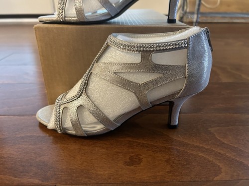 Easy Street Flattery Rhinestone Evening Sandals Heels Zip Silver NEW 7.5 W - Picture 3 of 10