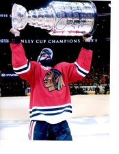 CHICAGO BLACKHAWKS JOHNNY ODUYA SIGNED HOLDING UP STANLEY CUP 8X10