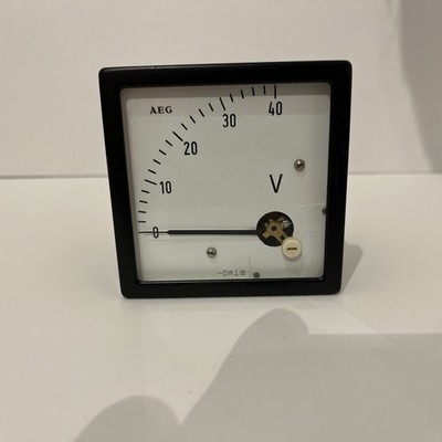 analoges Voltmeter; 0-40V DC; ±0,5V Toleranz