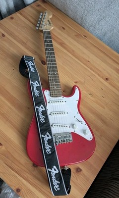 Squier by Fender Mini Stratocaster Anfänger E-Gitarre, rot, 3/4 Größe