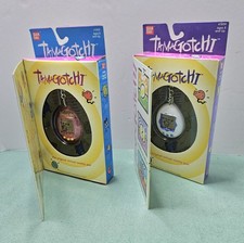 Bandai Tamagotchi 1996-1997 1800 Original Virtual Reality Pet White  Pink