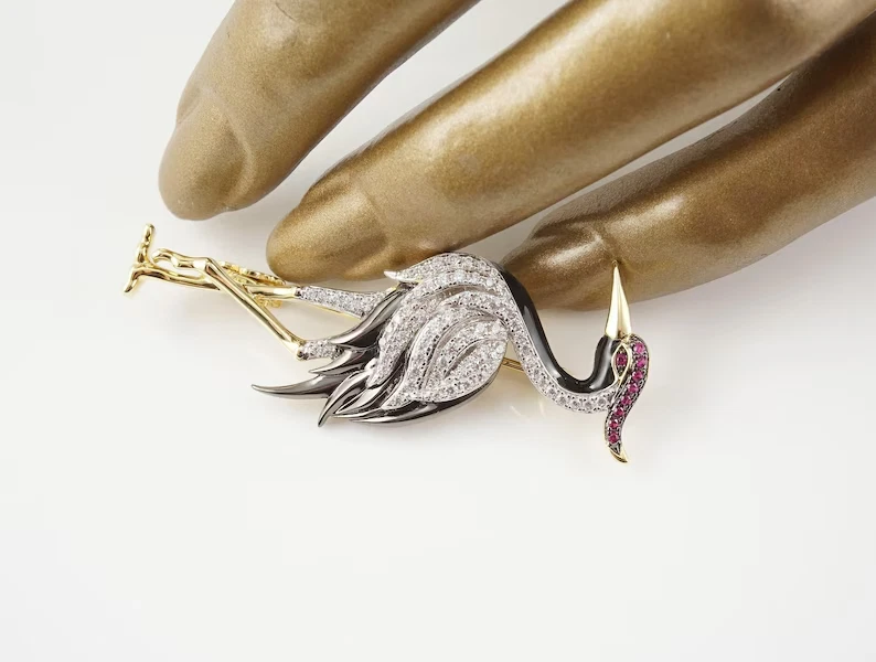 Broche em forma de guindaste 2,48 quilates redondo simulado rubi 14k banhado a ouro três tons - Imagem 4 de 4