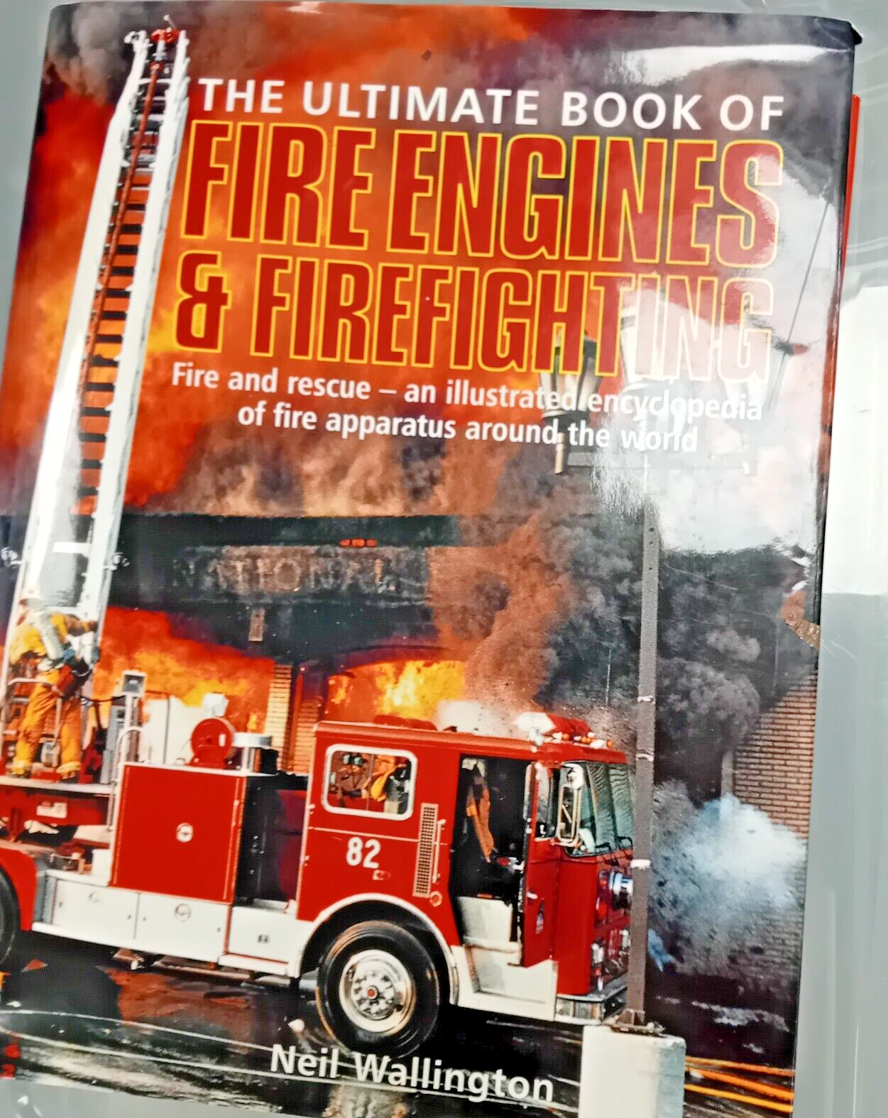 The Ultimate Book of Fire Engines and Firefighting - Hardcover - Neil Wallington