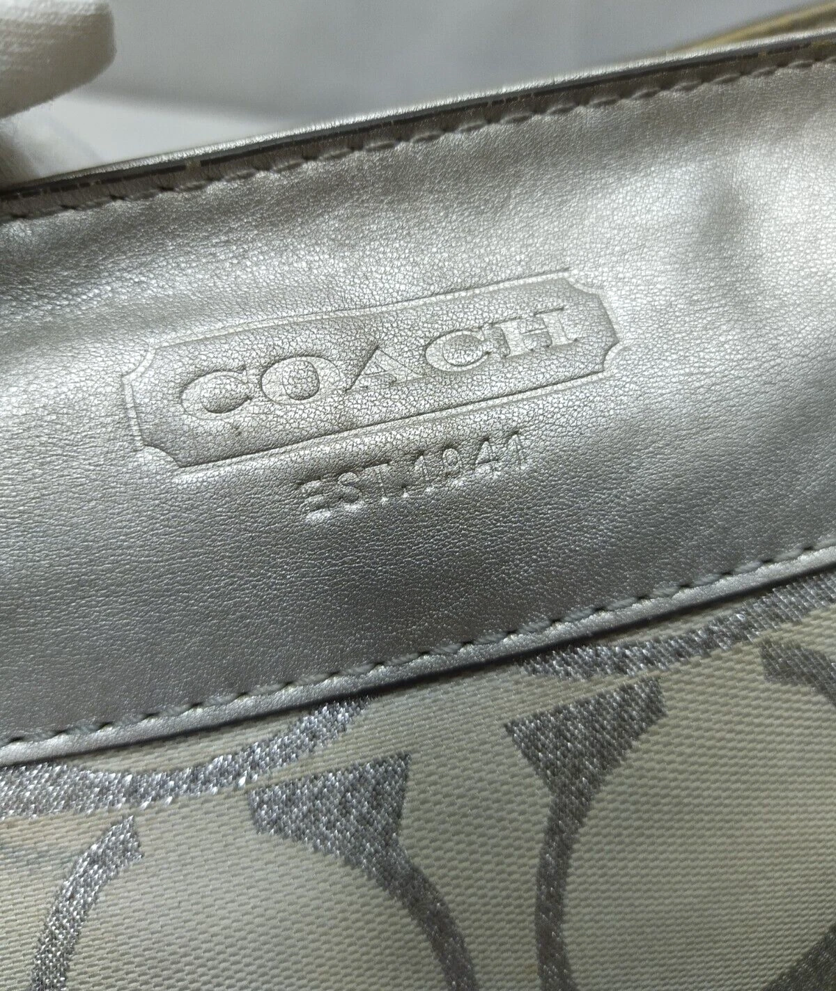 Borsa a tracolla Coach Zoe firma tela grigia finiture in pelle chiusura con cerniera