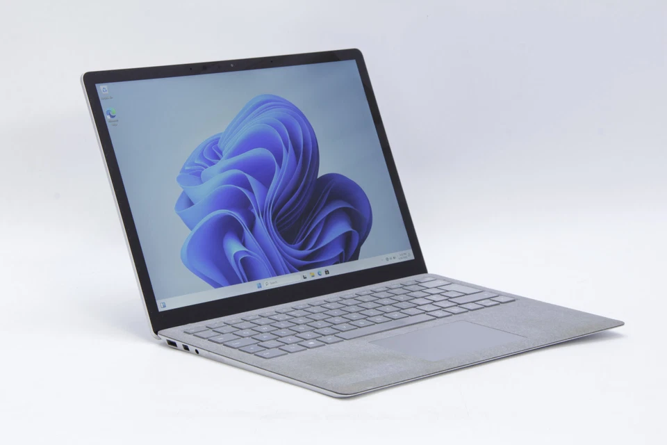 Microsoft Surface Laptop 2 Touchscreen Intel i5 8th Gen 8GB RAM 128GB NVMe SSD - Image 3 of 4