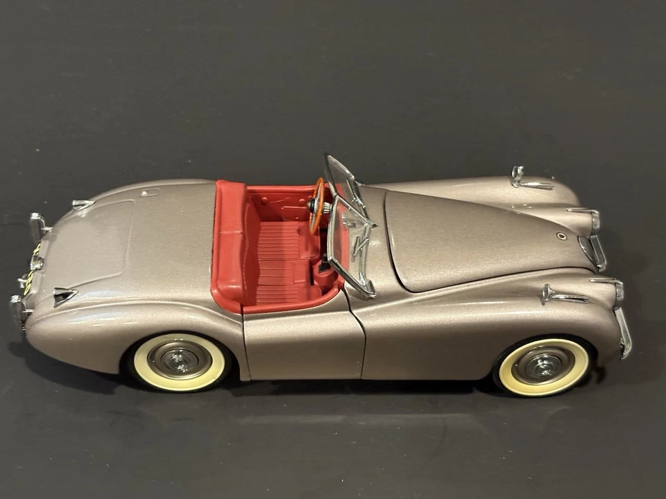 1949 Jaguar XK120 Danbury Mint 1:24 Scale  - Image 2 of 3