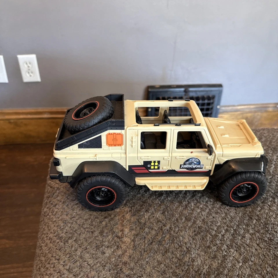 Jurassic World RC Jeep 2022 Mattle Remote Control Car 2.4GHZ No Remote 12” - Image 3 of 4