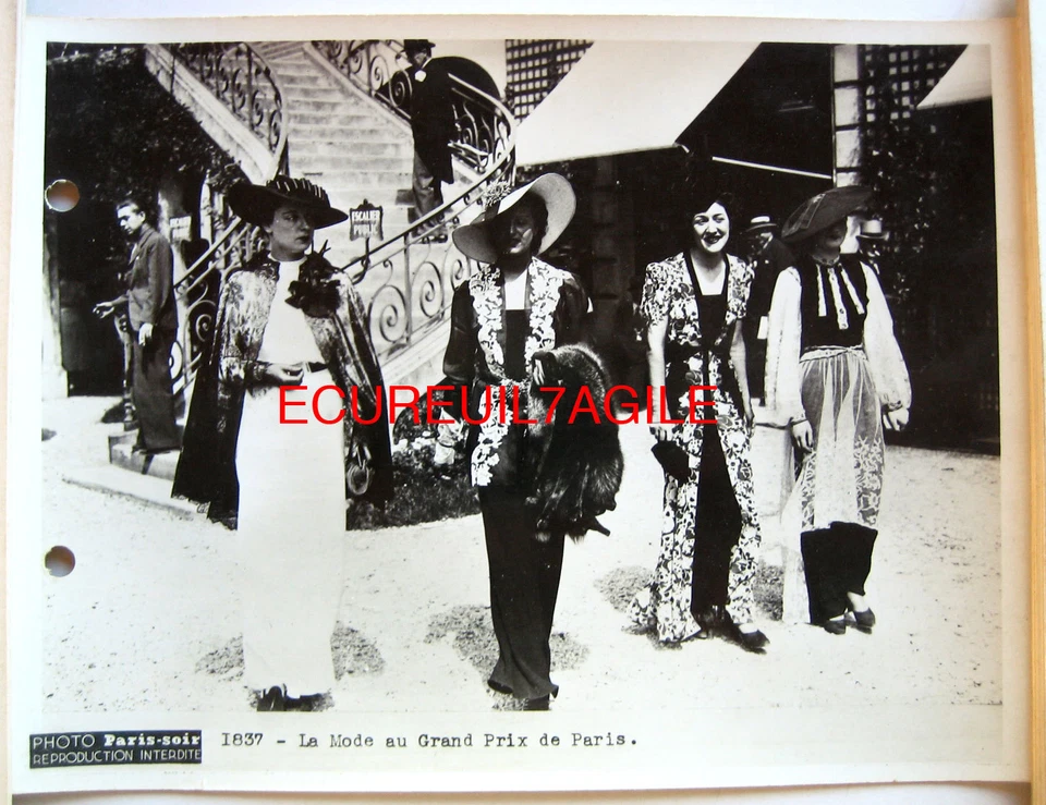 PHOTO MODE AUX COURSES DE CHEVAUX ROBES et CHAPEAUX PARIS SOIR 1936 c6 - Photo 1/1