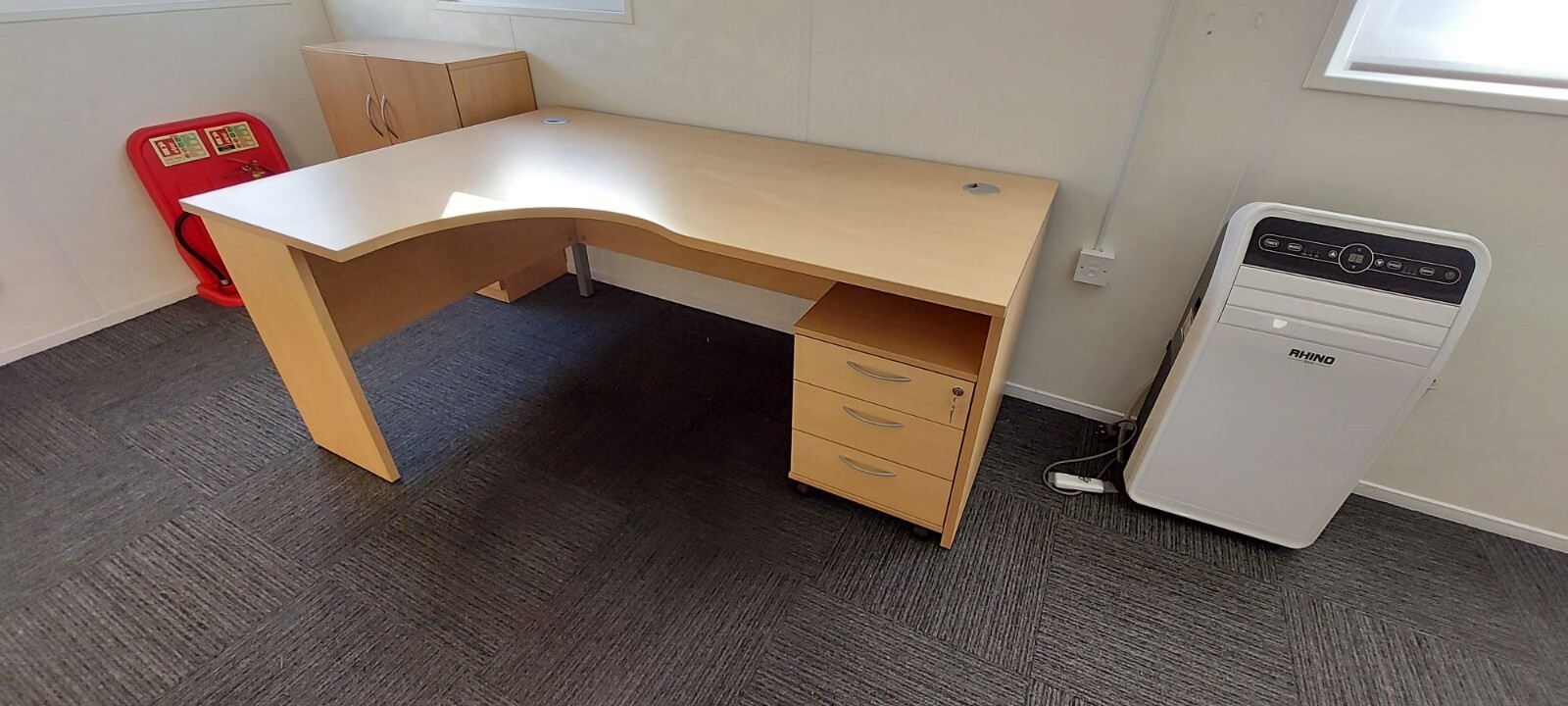 Office Furniture Job Lot Desks, Chairs, Meeting Table And Pedestals