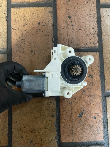 Ford Focus II DA DA3 Fensterhebermotor vorne links 0130822217 4M5T-14A389