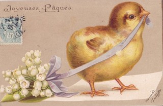 CPA FANTAISIE : GAUFREE JOYEUSES PAQUES POUSSIN ET UN BOUQUET DE MUGUET