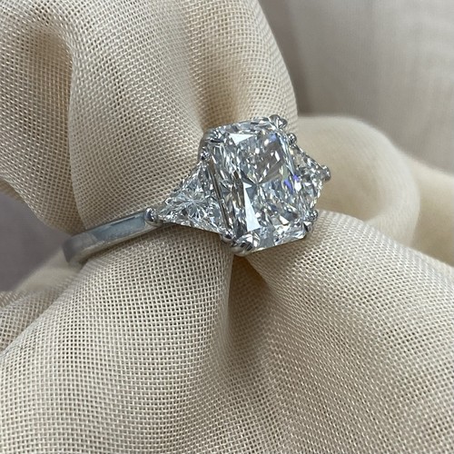 Bague de fiançailles 2,72 ctw coupe rayonnante E-VVS2 IGI diamant cultivé en laboratoire 3 pierres 14 carats - Photo 1 sur 9