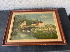 Peinture ancienne à l'huile — Village au bord de l'eau avec lavoir et lavandière