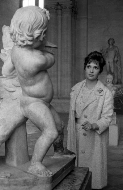 Gina Lollobrigida visits the Louvre Museum in Paris in 1962 Old Photo 1