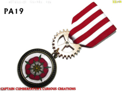 Steampunk Abzeichen Brosche Pin Drape Medaille rot weiß Tudor Rose York Lancaster #PA19