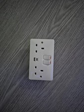 Hager WMSS82-USBAC Sollysta 13A DP 2Gang Switched Socket + 2xUSB A+C Ports-White