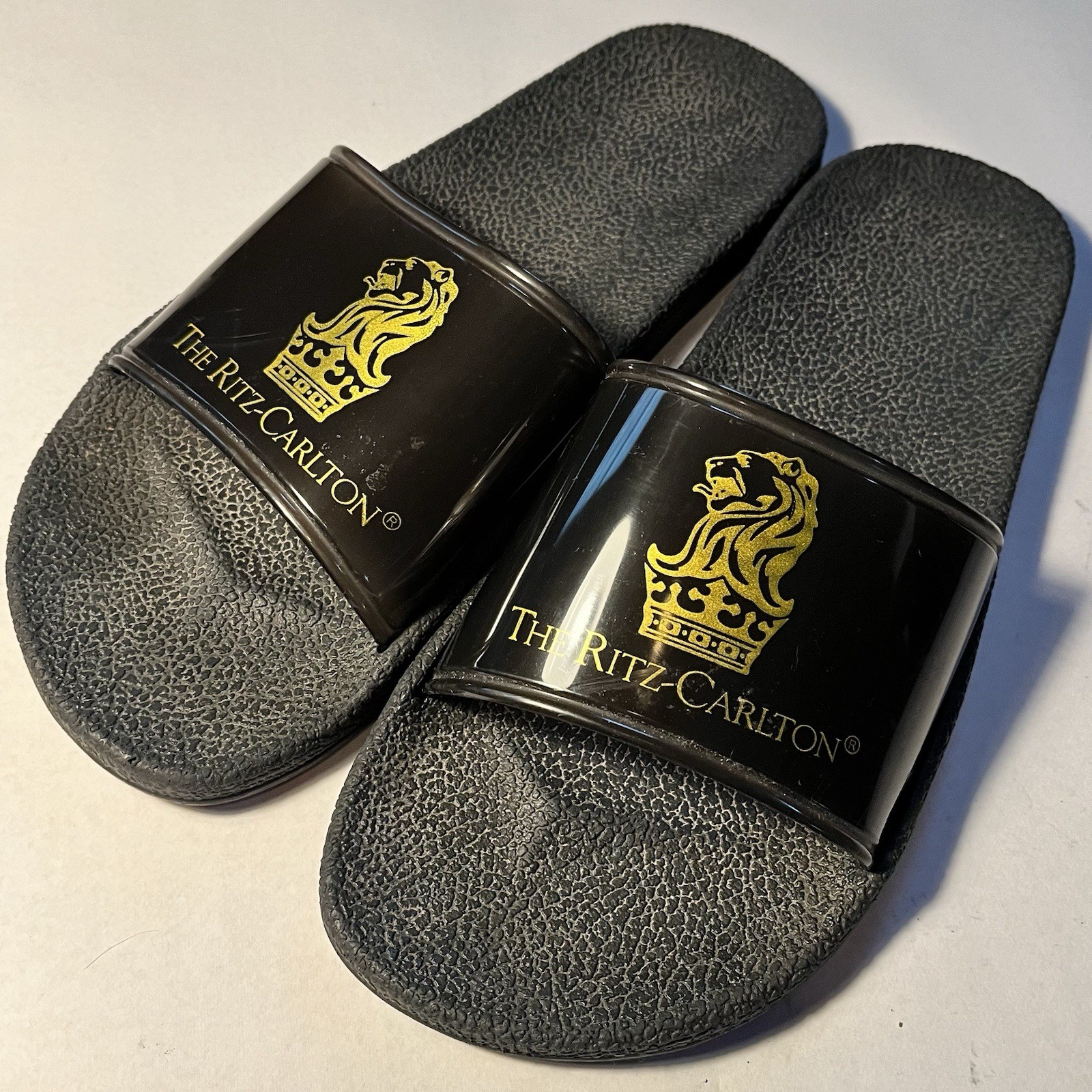 PANTOFOLA D’ORO Pantofole vintage The Ritz Carlton ballerine scivoli in gomma nero e oro OLDey MONEYa ta